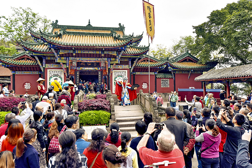 Face change show in Fengdu, photo by Xiong Bo