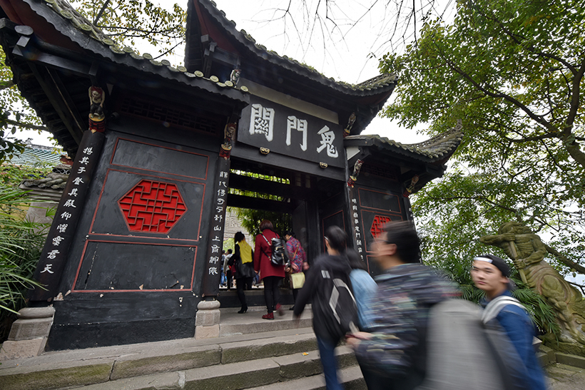 the-gate-of-hell-fengdu-ghost-city-crowds-Xiongbo