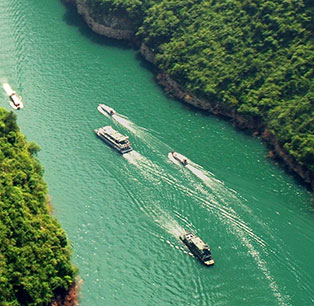 Enjoy the Three Gorges Tour by Ferry